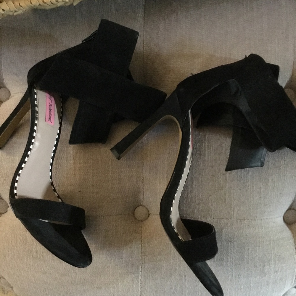 FLURTY BESTY JOHSON BLACK HEELS